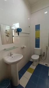 昆达桑Jabez Resort Kundasang的一间带水槽和卫生间的浴室