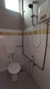昆达桑Jabez Resort Kundasang的一间带卫生间和淋浴的浴室。