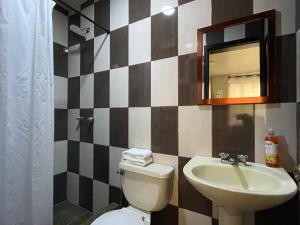 巴尼奥斯Ilusión apartment 2 bedroom 1 bathroom的一间带水槽、卫生间和镜子的浴室