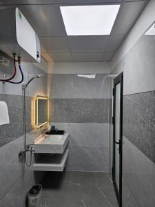 海阳Milano Hotel的一间带水槽和淋浴的浴室