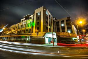 惠灵顿Haka House Wellington的夜色 ⁇ 的城市街道