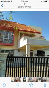 新邦安拨Batu Kawan HS的一张有黑色栅栏的房子的照片