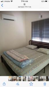 新邦安拨Batu Kawan HS的一张带窗户的房间里的床的照片