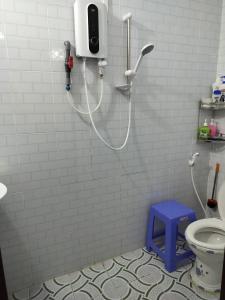 永隆幸福家庭旅馆的带淋浴、蓝色凳子和卫生间的浴室