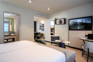 汉堡master Altona的酒店客房设有一张床和墙上的电视