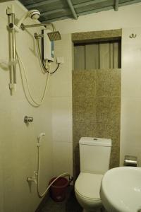 康提City View Hostel的带淋浴、卫生间和盥洗盆的浴室