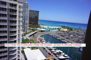 檀香山Waikiki Studio at Ilikai Marina - great apartment by the beach - see low end price!的从带码头的大楼的楼层欣赏美景