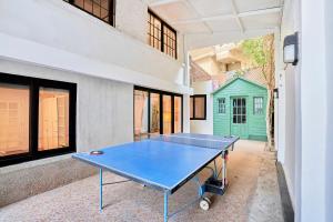 开罗Designer Baron Palace 4BR Garden Duplex的大楼庭院里的乒乓球桌