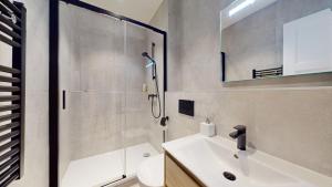 日内瓦Beautiful modern apartment with balcony in Geneva的带淋浴、卫生间和盥洗盆的浴室