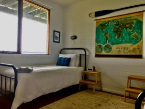 格林斯海滩Sandy Toes的卧室配有一张床,墙上有地图