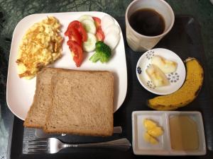 菩提伽耶Momotaro House的包括烤面包、水果和咖啡的早餐盘