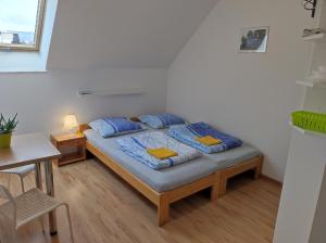 斯托尼拉斯奇Górski Kryształ的一间卧室配有一张带蓝色枕头的床和一张桌子