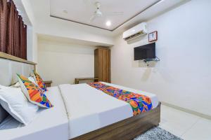 艾哈迈达巴德FabExpress Radhe Residency的一间卧室配有床和篮球架