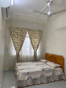 Rantau PanjangZahra Homestay的一间卧室设有一张床和一个窗口