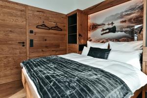 加尔米施-帕滕基兴ZSAM Chalets mit Sauna und Hottub的卧室配有一张壁挂式海报的床