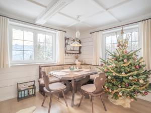 巴德哥依斯恩Strickerl的一间用餐室,配有圣诞树和一张桌子