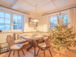 巴德哥依斯恩Strickerl的客厅里的圣诞树,配有桌椅
