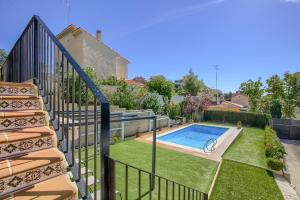 阿兰约兹Chalet con Piscina en Aranjuez的后院设有游泳池和楼梯