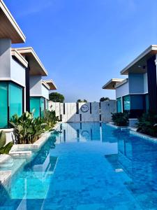 拉差汶里Rock Resort Ratchaburi的酒店前的游泳池