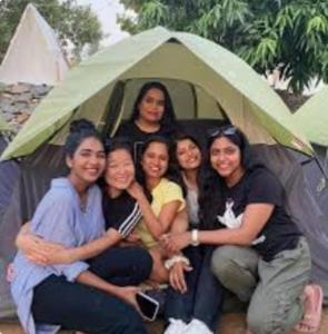 JunnarTent City Resort Malshej Ghat Hill Station的一群妇女摆在帐篷里