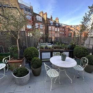 伦敦No. 30 Knightsbridge的庭院配有桌椅和植物