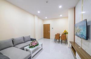 大叻Happy Dalat Hotel & Apartment的客厅配有沙发和桌子