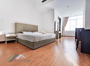 米里Bay Resort by Evernent的一间卧室设有一张大床,铺有木地板