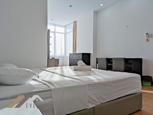 米里Bay Resort by Evernent的一张白色的大床,上面有一条毛巾