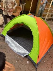 JunnarTent City Resort Malshej Ghat Hill Station的绿色和橙色的帐篷,位于地面