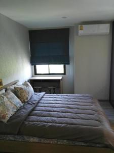 奈扬海滩The Beach Residence by EHM的一间卧室设有一张大床和窗户