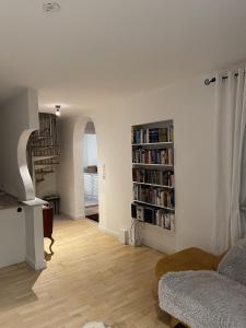 不莱梅Oberneulander Gästehaus的带沙发和书架的客厅