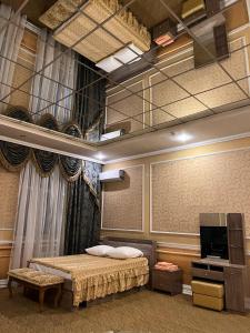 塞米伊Vodnik Hotel的一间客房内配有床和电视的房间