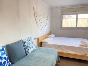 坎布里尔斯Atico的一间卧室设有两张床和窗户。