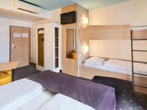 美因茨美因茨酒店-Hbf的一间卧室配有双层床和书桌