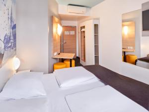 美因茨美因茨酒店-Hbf的酒店客房,设有两张床和镜子