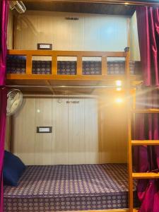 瓦拉纳西Maa Gayatri Dormitory的一间客房内配有两张双层床的房间