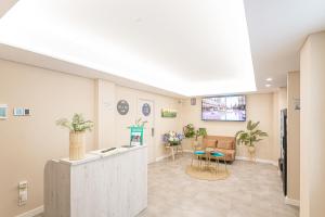萨拉戈萨Hostal Plaza Boutique - Solo adultos的医院大厅,有植物候诊室