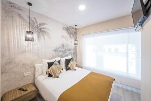 萨拉戈萨Hostal Plaza Boutique - Solo adultos的一间卧室设有一张大床和大窗户