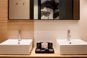 奥维多Nuvō Hotel Boutique的浴室设有2个水槽和2个镜子