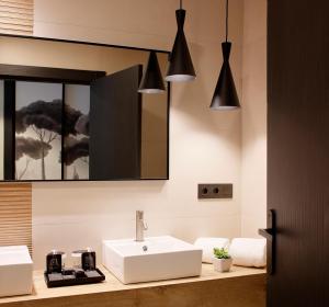 奥维多Nuvō Hotel Boutique的浴室设有白色水槽和镜子
