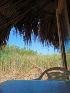 圣贝尔纳多德尔比恩托El Viejo del Mar的稻田里草伞下的椅子