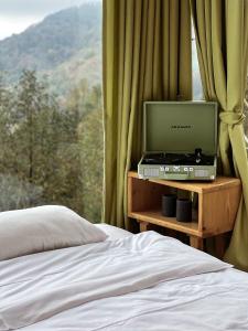 巴统Limoncello的一间卧室配有一张床、一台电视和一个窗口