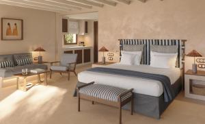 Es ArenalsDunas de Formentera的卧室的 ⁇ 染,卧室配有一张床和一张沙发