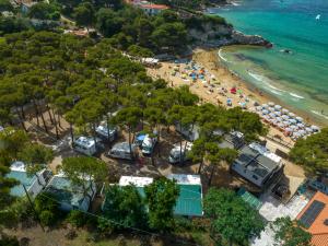 卡波利韦里Camping Europa的海滩空中景色,包括人和帐篷