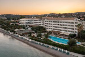 达西亚Elea Beach Hotel的水边酒店空中景观
