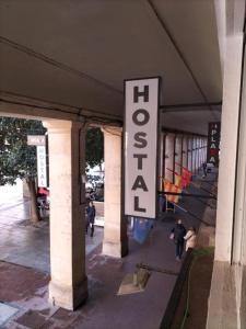 萨拉戈萨Hostal Plaza Boutique - Solo adultos的建筑上的一个好莱坞标志