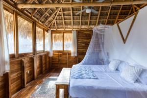 El ViejoStill Salty Escape的一间卧室设有一张床和木制天花板