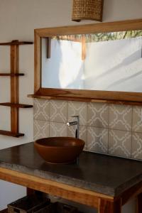 El ViejoStill Salty Escape的一间带木碗水槽的柜台浴室