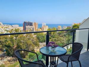 贝纳尔马德纳Sea Views Villa Benalmádena ComoTuCasa的海景阳台上的桌椅