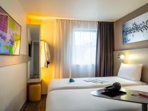 巴黎巴黎贝尔西宜必思尚品酒店的酒店客房设有两张床和窗户。